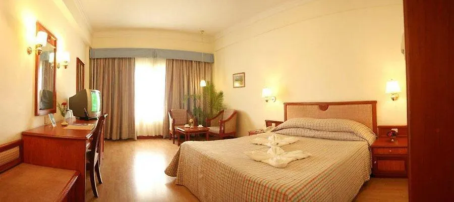 Abad Atrium Hotel Kochi 4*,