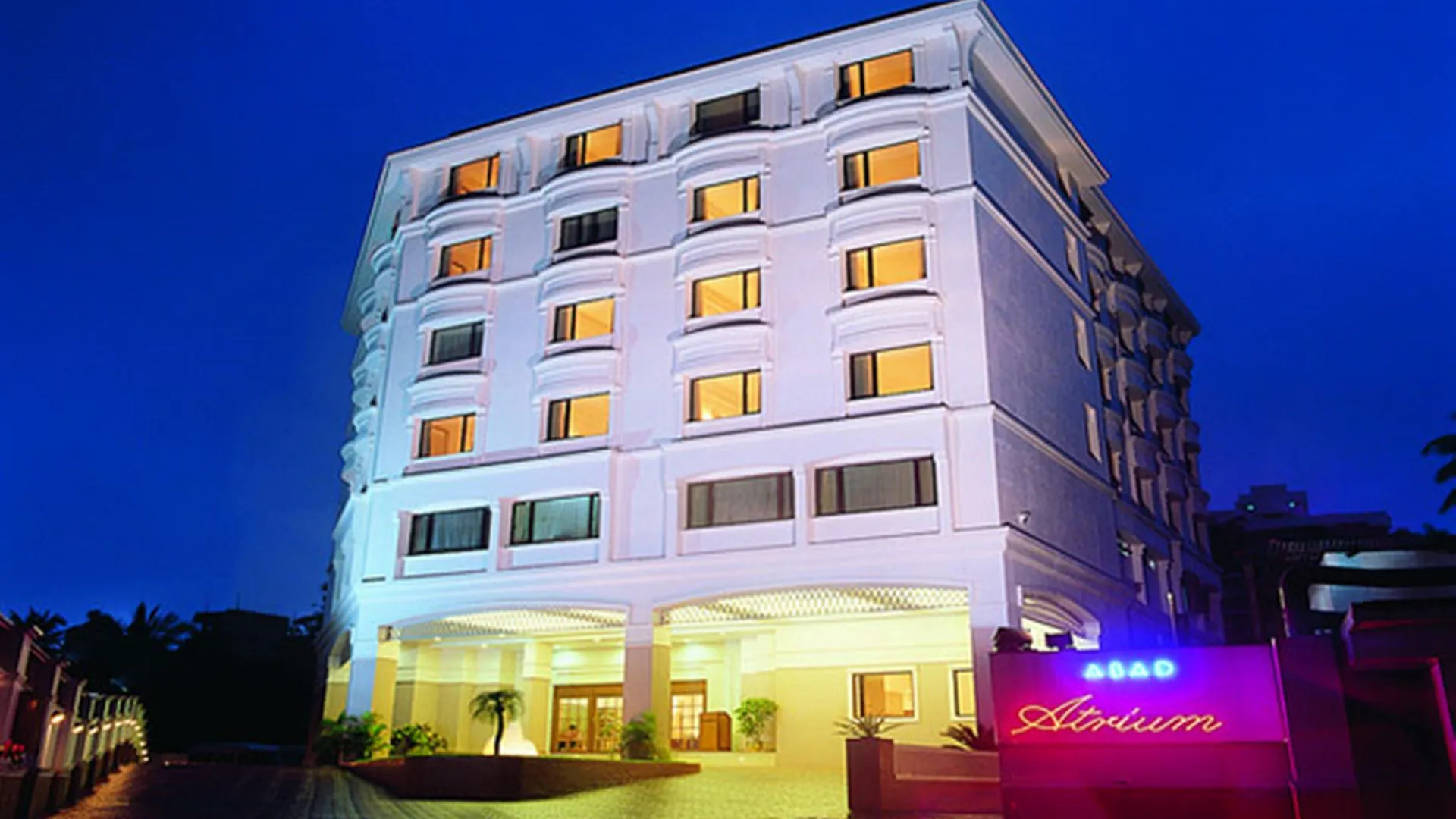 Hotel Abad Atrium Kochi 4*,