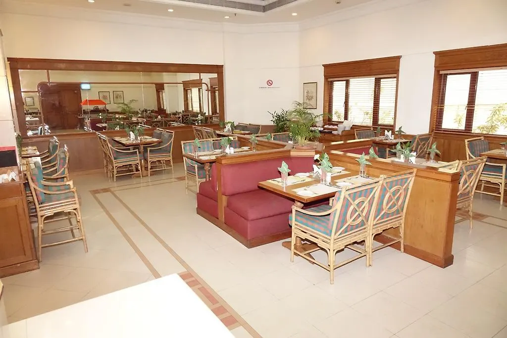 Hotel Abad Atrium Kochi 4*,  India